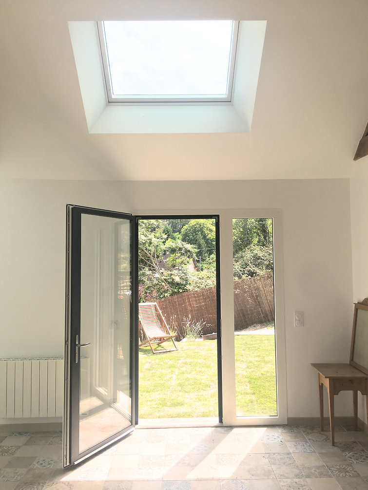 Baie vitrée ouverte sur le jardin — Gîte
